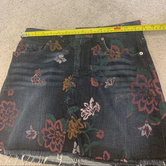 7 For All Mankind Skirt Size 27 Denim Mini A Line Floral Art Raw Hem Black - Picture 12 of 14